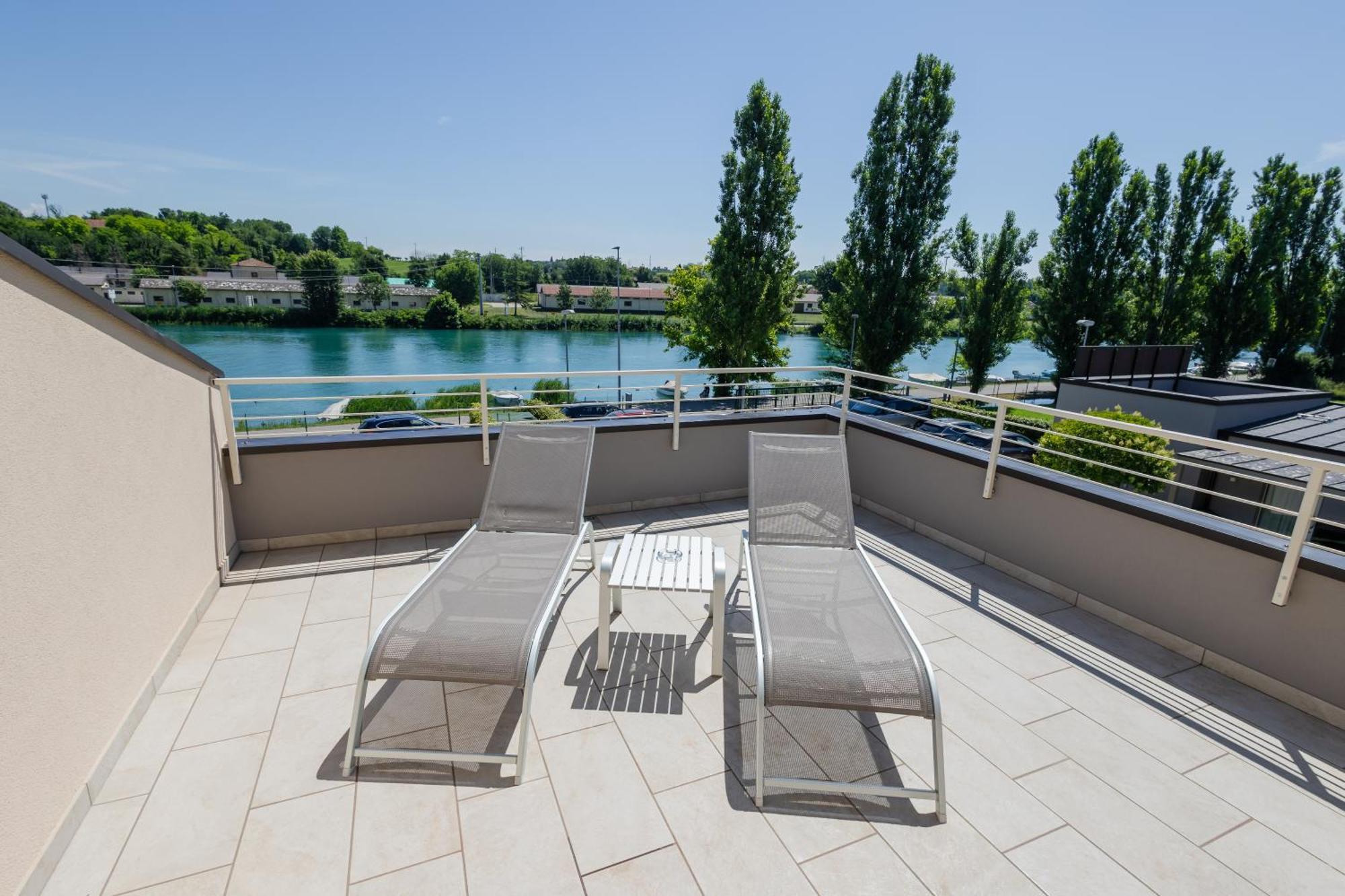 Aurora Aparthotel Пескьера-дель-Гарда Экстерьер фото